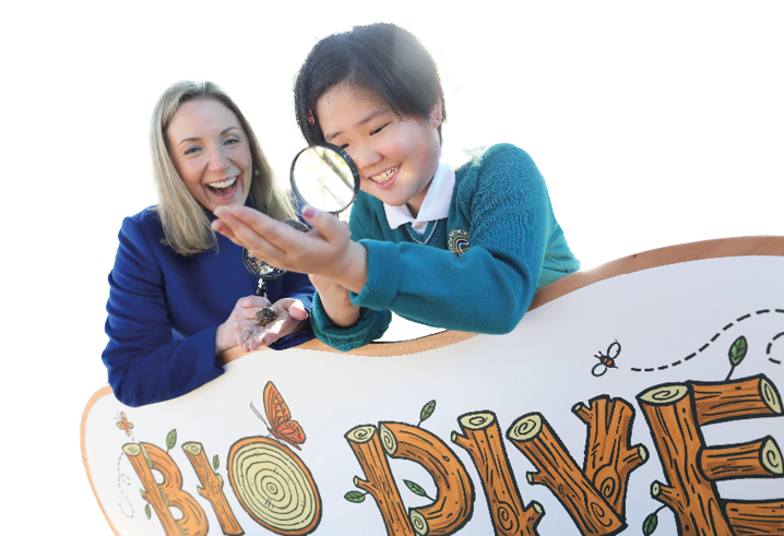 NO FEE PIC PIC JULIEN BEHAL PHOTOGRAPHY Applegreen Ireland launch primary school programme, Bio Dive  Pictured was Fiona matthews MD Applegreen Ireland  with 4th class pupil Tiffany Wang from St  Christopher s National School, Dublin 4  in Herbert Park at the launch of Applegreen s primary school programme, Bio Dive  Applegreen, Ireland s leading motorway forecourt retailer, is inviting primary schools across the country to participate in a new biodiversity programme titled  Bio Dive   The educational programme is supported by Biodiversity in Schools, providing classrooms with teaching resources and biodiversity kits to promote awareness and understanding of biodiversity  Selected schools will each receive a Bio Dive pack with a bespoke classroom poster featuring beautiful illustrations of native animals, insects and plant life with allocated space for stickers that will be available at Applegreen stores nationwide  Schools that collect all 120 stickers for their Bio Dive classroom posters will be in with a chance of winning a biodiversity garden worth  10,000 for their school  Runner-up prizes include biodiversity workshops delivered by Biodiversity in Schools  MORE INFO CONTACT amcdonald cullencommunications ie