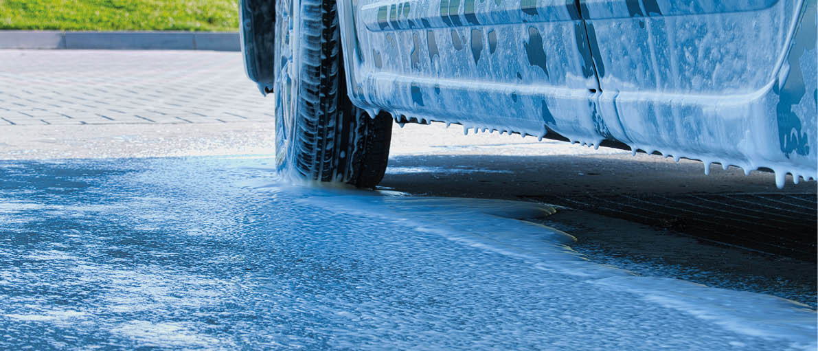 Outdoor car wash with snow foam car wash shampoo. Easily remove the dust, dirt, oil, traces of insects