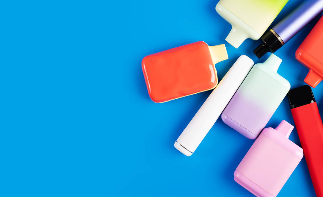 vape, ecigarette, disposable liquid vaporizers on a blue background, copy space