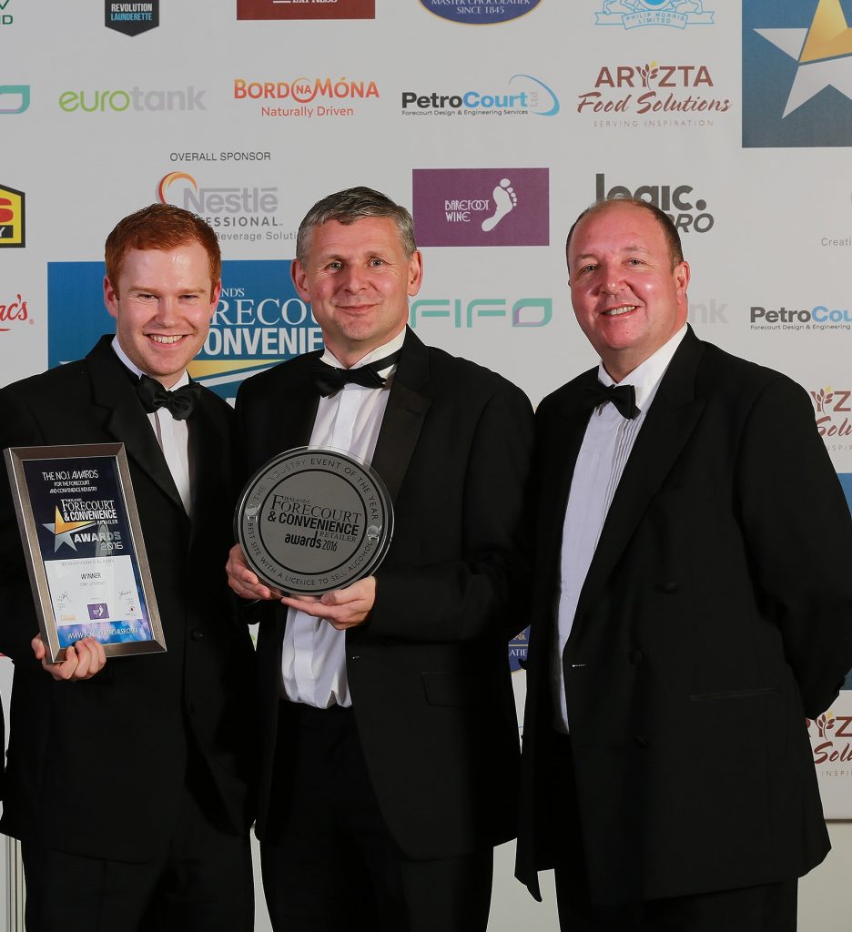 Eddie Tobin and Liam Martin from Tobin’s Letterkenny accept their award for Best Site with a Licence to Sell Alcohol, with Philip Lynch, country manager Ireland for category sponsor Barefoot Wines