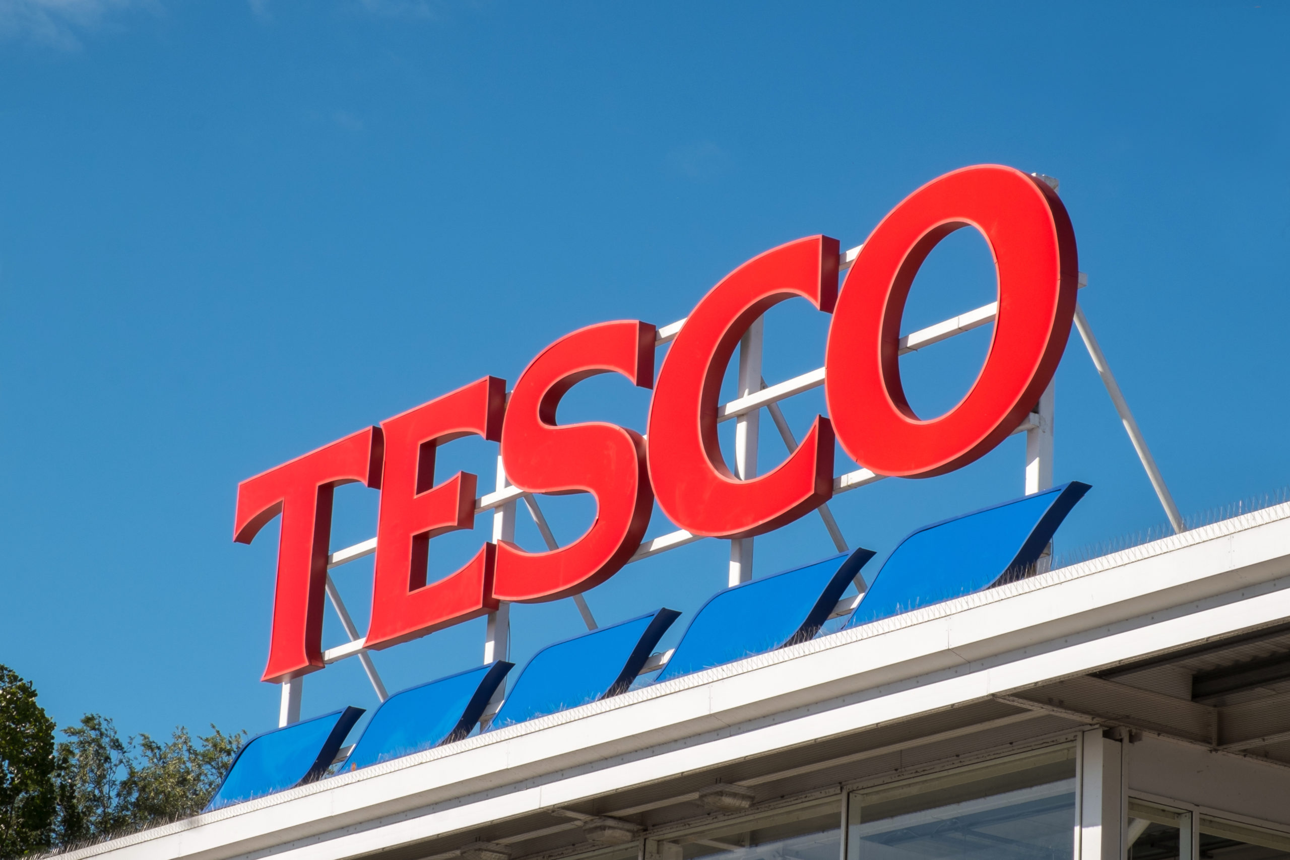 Tesco chief financial officer retires