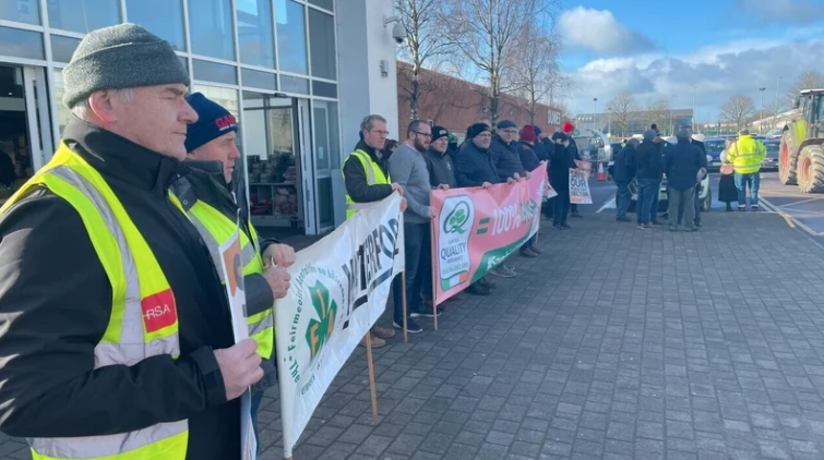 Farmers protest outside Dunnes over food prices
