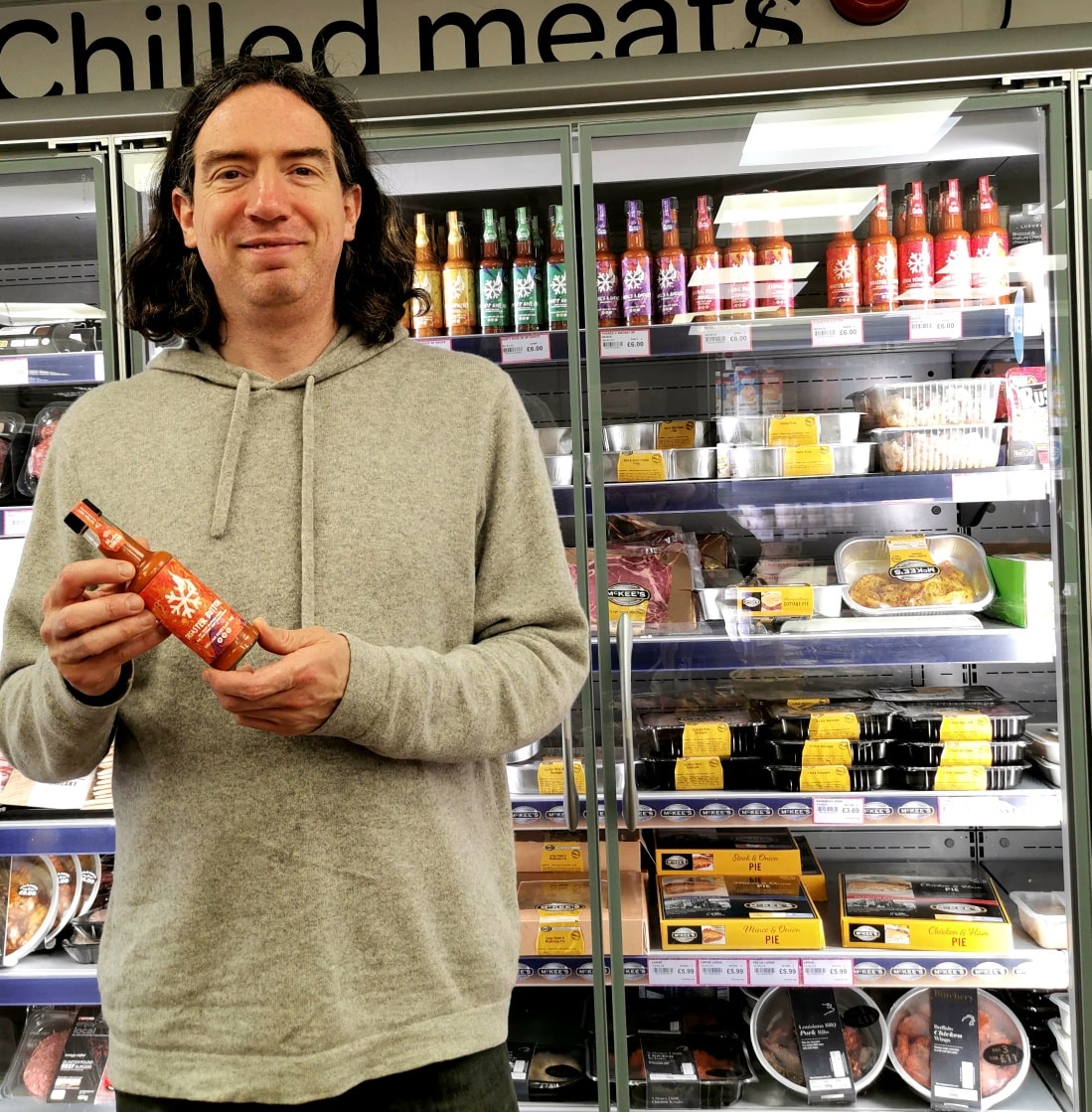 Famous front man rocks up to local Spar – and gets a hot “chilli” reception