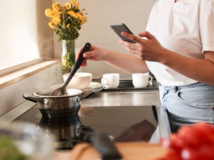 Using smart phones and tablet devices when cooking harbours hidden risks of Salmonella and E. coli