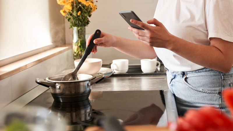 Using smart phones and tablet devices when cooking harbours hidden risks of Salmonella and E. coli