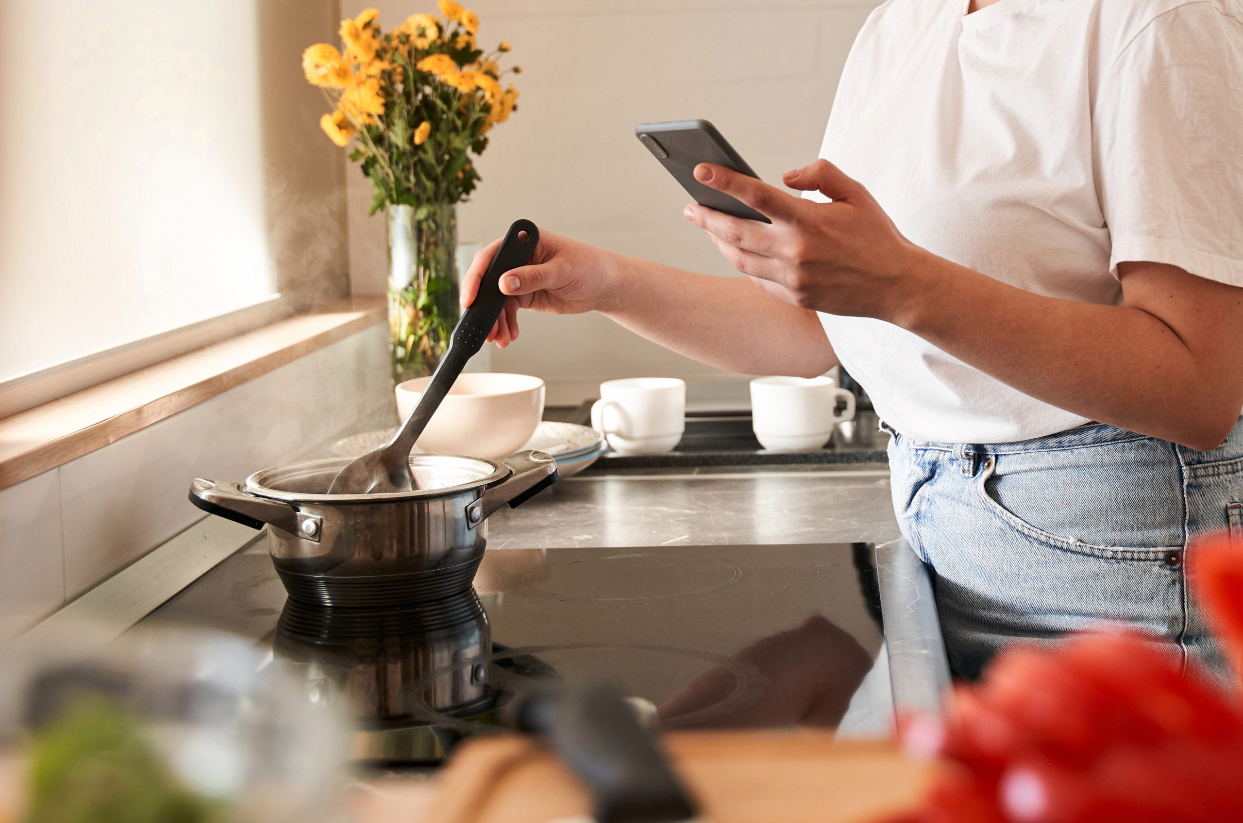 Using smart phones and tablet devices when cooking harbours hidden risks of Salmonella and E. coli